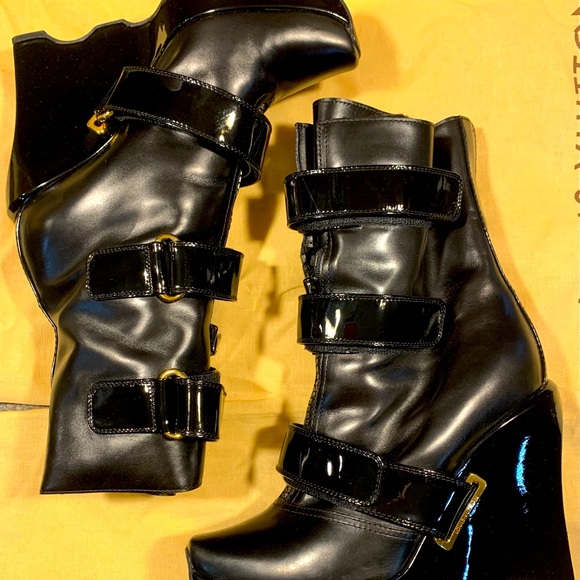 100% Authentic Louis Vuitton Runway Black Leather Wedge Multi Strap Boots - Picture 1 of 12